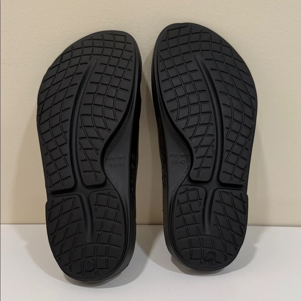 NEW - OOFOS Black Men's Sandals (sz Men 9 or Women 11)